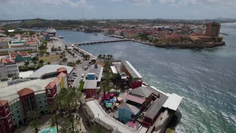 Aerial-establishing-shot-of-the-center-of-Willemstad,-capital-of-Curaçao-island-in-the-Caribbean
