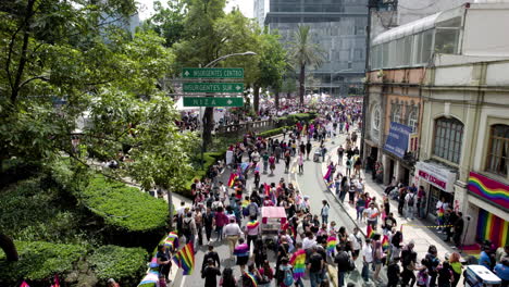 Luftdrohnenaufnahme-Bei-Der-Pride-Parade,-Die-Menschen-Mit-Schwulenflaggen-Auf-Dem-Rücken-In-Mexiko-Stadt-Zeigt