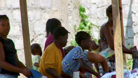 Mujeres-Lavando-Ropa-En-Tablas-De-Lavar-En-El-Pozo-Comunitario-En-Santo-Tomé-Y-Príncipe