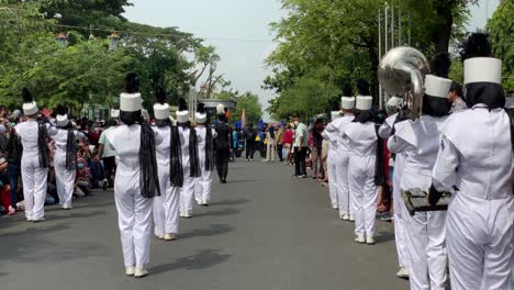 Coole-Action,-Blaskapellenparade-Auf-Der-Jalan-Malioboro-Yogyakarta-Und-Begeisterte-Menschen,-Die-Die-Parade-Verfolgten,-Nachdem-Es-Keine-Covid-Pandemie-Gab