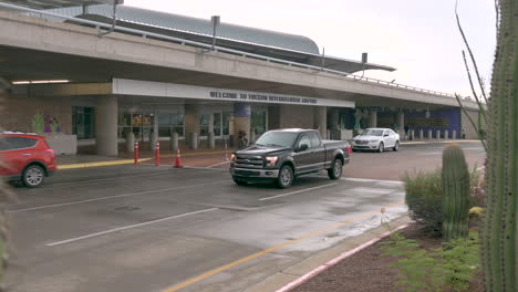 Cars-arrive-for-drop-off-at-Tucson-International-Airport,-Arizona,-USA