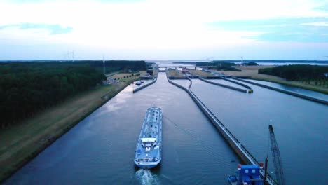 Das-Flüssigkeitstankschiff-Minerva-Nähert-Sich-Der-Kanalschleuse-Auf-Der-Oude-Maas