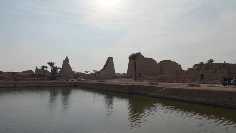 Visitors-at-the-Karnak-Temple-Sacred-Lake,-Luxor,-Egypt