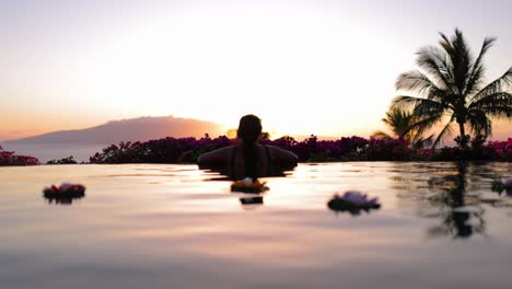 Eine-Tätowierte-Polynesische-Frau-Beobachtet-Den-Sonnenuntergang-Vom-Infinity-Pool-In-Maui,-Hawaii