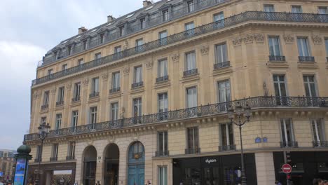 Facade-Exterior-Of-Historical-Haussmann-Architecture-In-Paris,-France