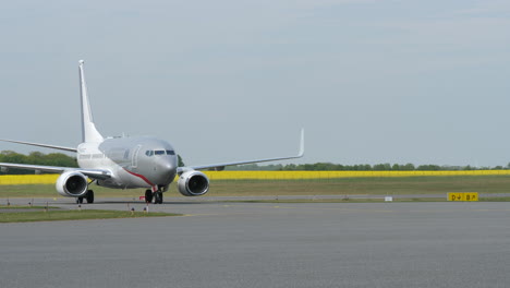 Gobierno-De-Los-Países-Bajos-Boeing-737-700-Aterrizó-En-El-Aeropuerto-De-Esbjerg,-Vista-Estática-Frontal