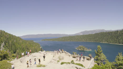 Los-Turistas-Llegan-Y-Toman-Fotos-Frente-Al-Parque-Estatal-Emerald-Bay-En-El-Sur-Del-Lago-Tahoe-California-En-4k