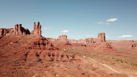 Die-Sehr-Unebene-Und-Einzigartige-Landschaft-Des-Valley-Of-The-Gods-In-Utah-Mit-Natürlicher-Felskorrosion,-Klobigen-Hügeln-Und-Mesas-Plateaus-In-Roter-Farbe,-Aufgenommen-Von-Einer-Drohne