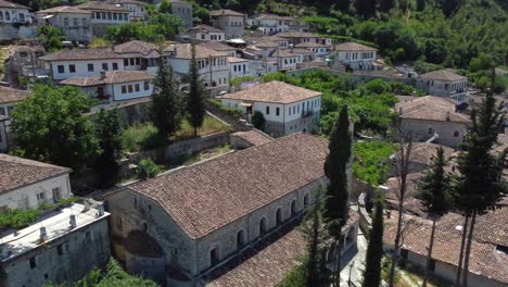 Drohnenaufnahme-Des-Albanischen-Unesco-Weltkulturerbes-Berat-–-Drohne-Steigt-Von-Einem-Traditionellen-Haus-Im-Dorf-Auf