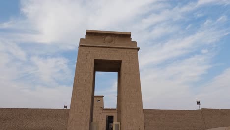 Hermosos-Jeroglíficos-Tallados-En-Paredes-Y-Columnas,-Ruinas-Del-Templo-De-Karnak,-Luxor,-Egipto
