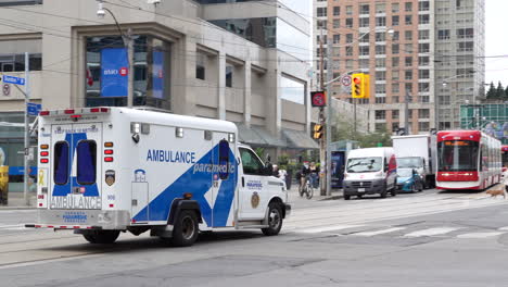 Ambulancia-En-El-Centro-De-Toronto---Servicios-Paramédicos