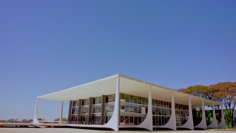 El-Edificio-De-La-Corte-Suprema-En-Brasilia,-Brasil-Estableciendo-Tiro