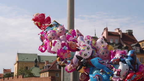 Gebundene-Luftballons-Mit-Märchenfiguren-Schweben-über-Der-Altstadt-Von-Warszava