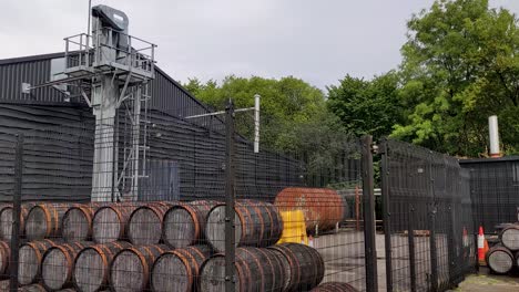 Barriles-De-Whisky-Fuera-De-La-Destilería-Penderyn-En-Brecon-Beacons-Gales-Reino-Unido-4k