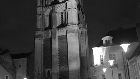 Vista-Nocturna-De-La-Torre-De-San-Aubin,-Campanario-De-La-Abadía-De-Anjou-Más-Antigua-En-Ira,-Francia