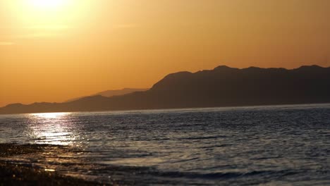 Meereswellen-Rollen-Bei-Sonnenuntergang-Auf-Der-Insel-Rhodos-In-Griechenland-Zum-Strand