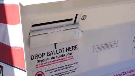 Junger-Mann-Wirft-Briefwahlbrief-In-Steckplatz-An-Offizieller-Wahlbox-Mit-Drop-Stimmzettel-Hier-Unterzeichnen