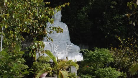 Estatua-De-Buda-De-Mármol,-Rodeada-De-Exuberante-Vegetación-Ubicada-En-Las-Montañas-De-Mármol-En-Da-Nang,-Vietnam