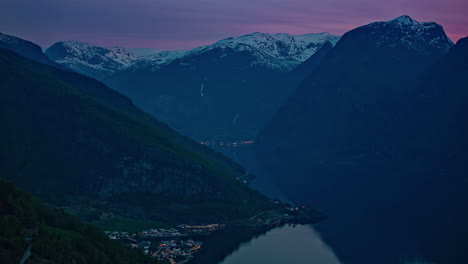 Lila-Himmel-über-Dem-Majestätischen-Fjord-Norwegens,-Fusionszeitraffer