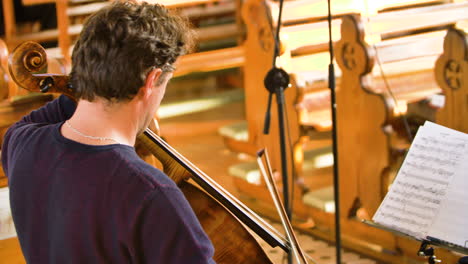 Blick-über-Die-Schulter-Eines-Männlichen-Cellisten,-Der-In-Einem-Streichquartett-In-Einer-Kleinen,-Hellen-Kirche-Spielt