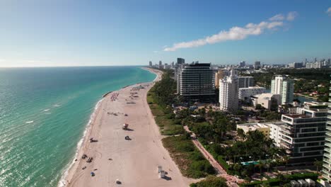 Beachfront-in-Miami-Beach,-tourist-destination,-Florida