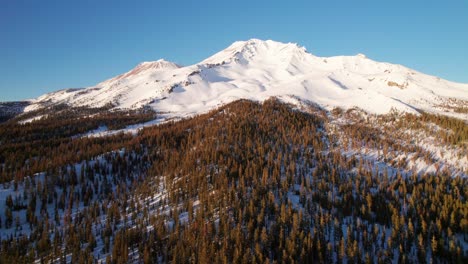 Picos-De-Montañas-Relucientes,-Cumbre-Nevada