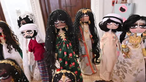 Muñecas-árabes-Tradicionales-Con-Vestimenta-árabe-Tradicional-Muestran-El-Barrio-Histórico-De-Al-Fahidi,-Dubai,-Emiratos-árabes-Unidos