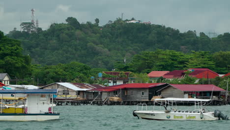 Old-Wooden-Houses-on-Water-in-Bay-Area-of-Kampung-Tanjung-Aru-Lama-District,-Houses-of-people-with-low-income-In-Kota-Kinabalu
