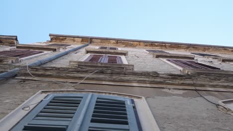 Alte-Fenster,-Auf-Einem-Alten-Gebäude