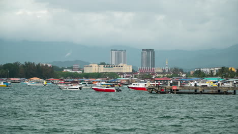 Marina-Bay-Bereich-Des-Bezirks-Kampung-Tanjung-Aru-Lama-Mit-Vielen-Festgemachten-Reisebooten,-Sabah,-Kota-Kinabalu