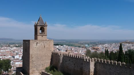 Flug-über-Eine-Maurische-Burg-In-Einer-Stadt-In-Malaga,-Andalusien
