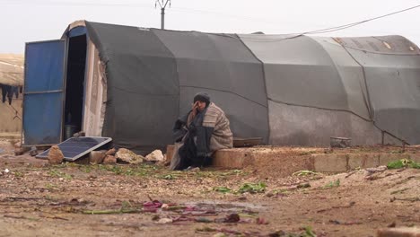 Alte-Syrische-Witwe-Sitzt-Allein-Am-Zelt-Des-Flüchtlingslagers