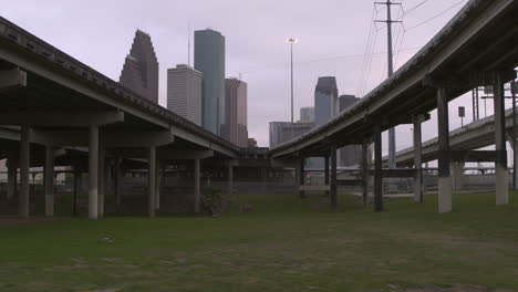 Einstimmungsaufnahme-Der-Innenstadt-Von-Houston-Aus-Der-Tiefwinkelperspektive