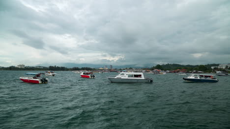 Schnellboote-Der-Reisetour-Machten-An-Einem-Bewölkten-Tag-Vor-Dem-Regen-In-Der-Bucht-Von-Kota-Kinabalu-Fest