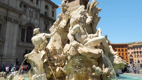 Turistas-Que-Visitan-La-Fuente-De-Los-Cuatro-Ríos,-Piazza-Navona,-Roma,-Italia