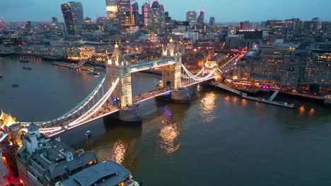 Orbital-left-to-right-drone-shot-of-the-Tower-Bridge-in-London,-England,-during-the-evening