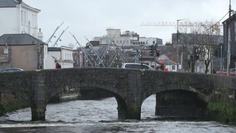 Steinbrücke-Cork-Stadtleben-In-Zeitlupe