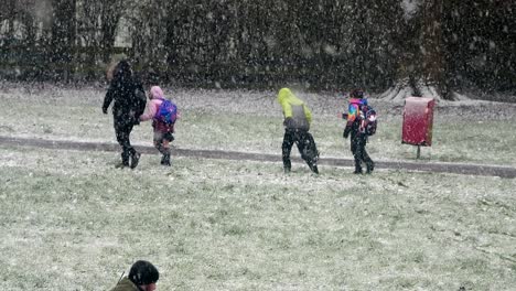 Gente-Caminando-Niños-A-La-Escuela-En-Ventisca-Nieve-Clima-Frío-En-Condiciones-De-Tormenta-De-Invierno-Ventoso-Reino-Unido
