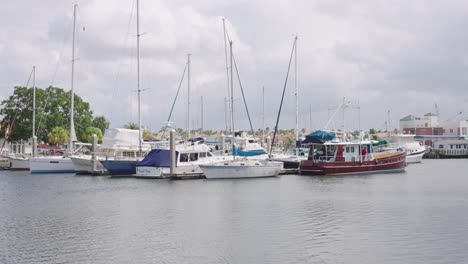 Barcos-Atracados-En-El-Puerto-Deportivo-En-Un-Día-Nublado