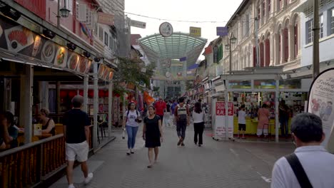Blick-Auf-Menschen,-Die-In-Der-Pagodenstraße-In-Chinatown,-Singapur,-Spazieren-Gehen