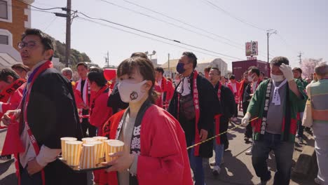 Desfile-Del-Festival-De-Honensai-En-Un-Cálido-Día-De-Primavera-En-Japón