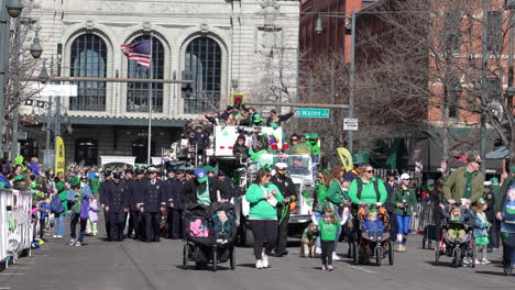 Große-Gruppe-Von-Menschen-In-Grün,-Die-An-Einer-Parade-Zum-St.-Patrick&#39;s-Day-Teilnehmen