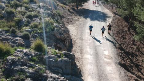 Gente-Corriendo-Un-Maratón-De-Montaña-En-Caminos-áridos