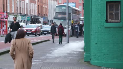Bewölkter-Arbeitstag-In-Cork-City-Auf-Der-Washington-Street-Mit-Menschen-Und-Autos-Und-Busbahnhof