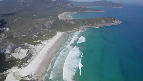Türkisfarbenes-Meer-Und-Weiße-Sandstrände-Am-Quietschenden-Strand-In-Victoria,-Australien-–-Drohnenaufnahme-Aus-Der-Luft