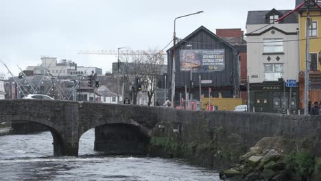 Overcast-day-life-at-South-Gate-Bridge-Cork-City,-ireland
