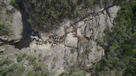 Top-View-Of-Woolshed-Falls-And-Its-Rugged-Landscape-In-Beechworth,-Australia---aerial-ascending