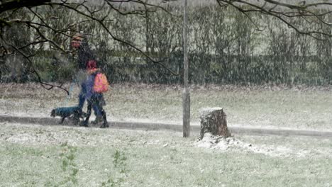 Gente-Caminando-Niños-A-La-Escuela-En-Ventisca-Nieve-Clima-Frío-En-Ventoso-Reino-Unido-Tormenta-De-Nieve-De-Invierno