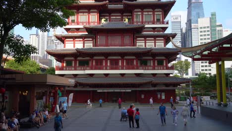 View-of-people-strolling-and-admiring-the-magnificent-architecture-of-the-Buddha-Tooth-Relic-Temple-in-Chinatown,-Singapore
