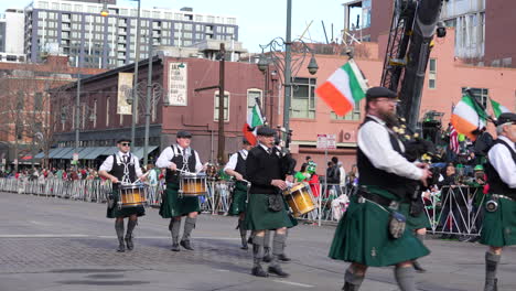 Marching-Band-Irlandesa-Haciendo-Su-Camino-Por-La-Calle-Para-Un-Desfile-Del-Día-De-San-Patricio.